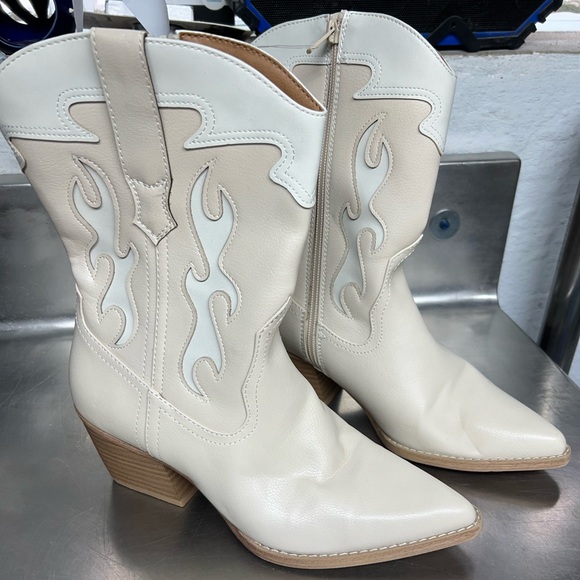 Universal Thread Shoes - UNIVERSAL THREAD Women's Western Leather Boots - Cream - Size 9